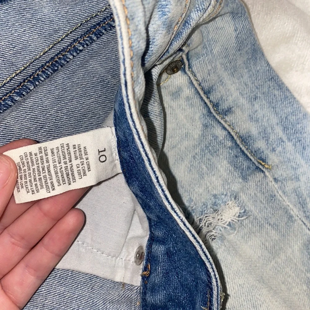 🎱Vintage Light-wash distressed American Eagle jean shorts! - Picture 6 of 9